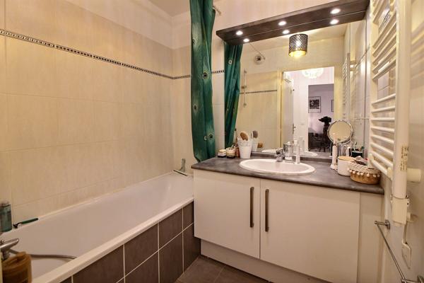 MARSEILLE 12ème. arrdt. Appartement type 2 avec terrasse, jardin et Garage.