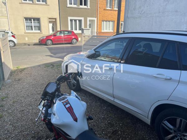 maison de plain pied avec jardin et stationnement privé. Aucun travaux à prévoir