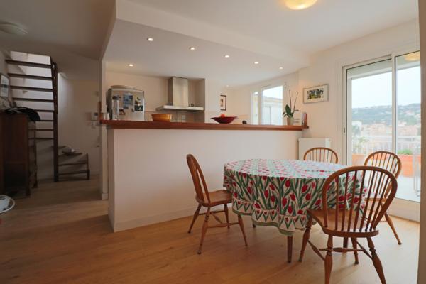 Cassis (13260) Lumineux et traversant, avec terrasses , en dernier étage