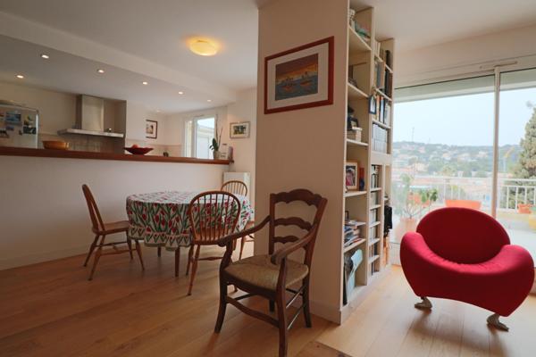 Cassis (13260) Lumineux et traversant, avec terrasses , en dernier étage