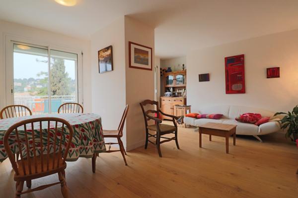 Cassis (13260) Lumineux et traversant, avec terrasses , en dernier étage