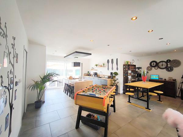 Maison RT2020 plain-pied 4 chambres, garage, piscine, jardin et pool house à 5 Mns de Carcassonne