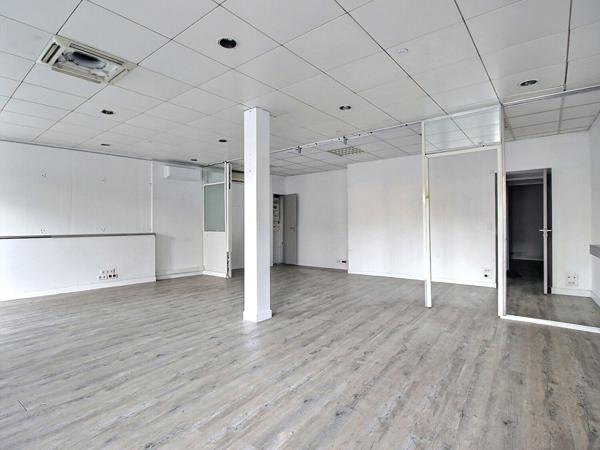 Local commercial 5 pièce(s) en très bon état .Emplacement N°1 sur axe principal