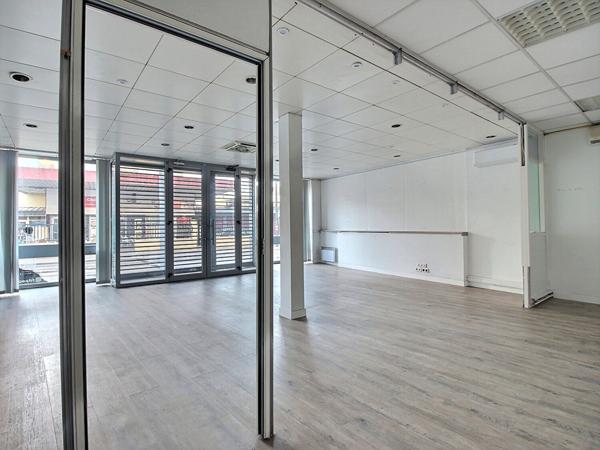 Local commercial 5 pièce(s) en très bon état .Emplacement N°1 sur axe principal