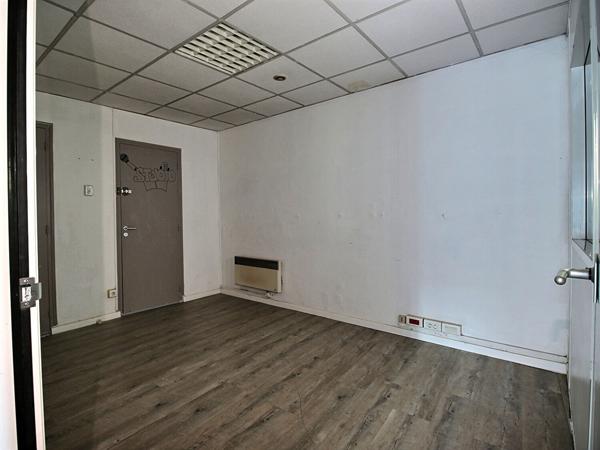 Local commercial 5 pièce(s) en très bon état .Emplacement N°1 sur axe principal