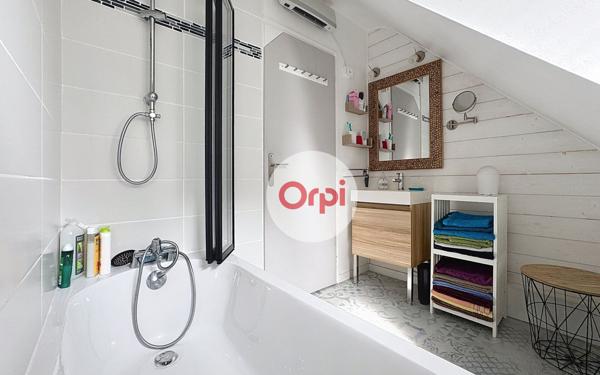 Maison à vendre    6 pièces •  Ambon