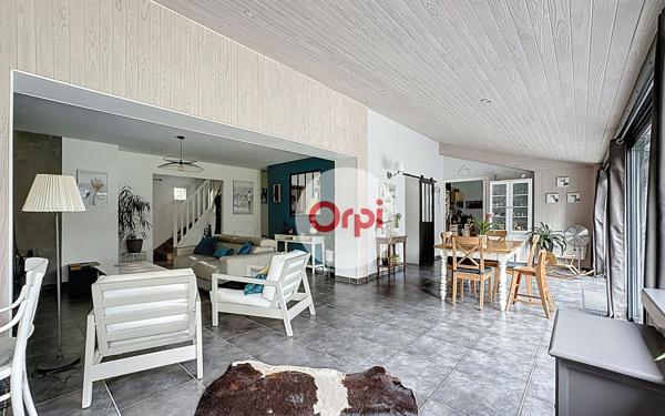 Maison à vendre    6 pièces •  Ambon