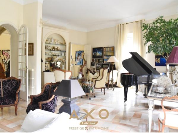 NÎMES - À DEUX PAS DU COEUR DE VILLE - APPARTEMENT HAUSSMANNIEN - 283 m² - T7 - GARAGE - ASCENSEUR -PRESTATIONS DE QUALITÉ - 987 000 