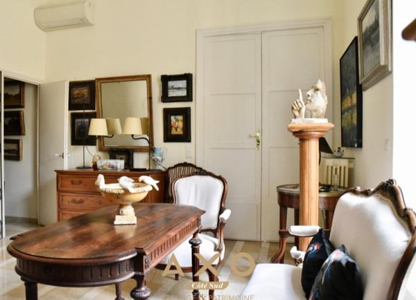 NÎMES - À DEUX PAS DU COEUR DE VILLE - APPARTEMENT HAUSSMANNIEN - 283 m² - T7 - GARAGE - ASCENSEUR -PRESTATIONS DE QUALITÉ - 987 000 