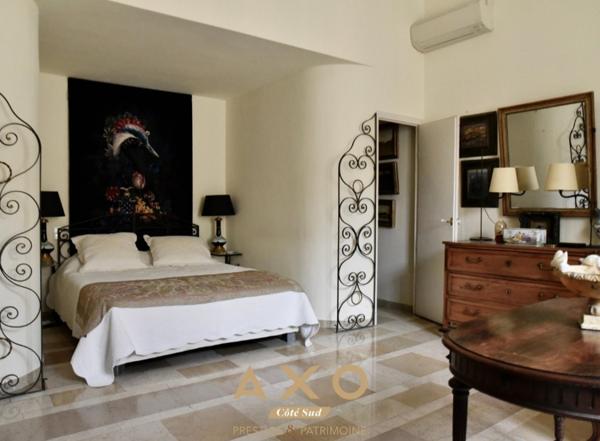 NÎMES - À DEUX PAS DU COEUR DE VILLE - APPARTEMENT HAUSSMANNIEN - 283 m² - T7 - GARAGE - ASCENSEUR -PRESTATIONS DE QUALITÉ - 987 000 