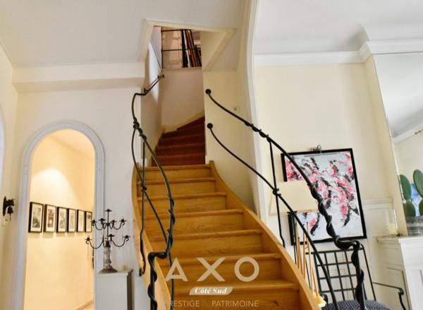 NÎMES - À DEUX PAS DU COEUR DE VILLE - APPARTEMENT HAUSSMANNIEN - 283 m² - T7 - GARAGE - ASCENSEUR -PRESTATIONS DE QUALITÉ - 987 000 