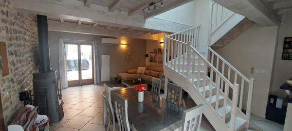 Maison de ville pleine de charme au coeur de Mezel