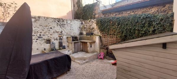 Maison de ville pleine de charme au coeur de Mezel