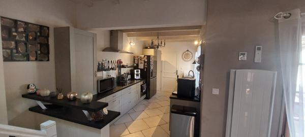 Maison de ville pleine de charme au coeur de Mezel