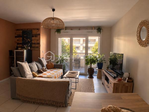 EN EXCLUSIVITÉ – CASTELNAU-LE-LEZ

Venez découvrir cet appartement de 71 m², lumineux et fonctionnel, idéalement situé à Castelnau-le-Lez, dans un environnement recherché et à proximité immédiate de toutes les commodités.

L'appartement s'ouvre sur une belle pièce de vie lumineuse avec cuisine ouverte, entièrement équipée et aménagée, offrant un espace convivial et agréable au quotidien.
Côté nuit, vous découvrirez deux belles chambres, ainsi qu'une salle d'eau moderne avec douche à l'italienne et double vasque. Un WC indépendant complète cet espace.
L'appartement dispose également de nombreux rangements avec des placards intégrés dans le couloir, ainsi que d'un cellier avec arrivée d'eau, idéal pour installer lave-linge et sèche-linge.
La cuisine, la salle d'eau ainsi que l'ensemble des peintures ont été rénovés en 2023, permettant de profiter d'un intérieur moderne et soigné.
À l'extérieur, une terrasse prolonge agréablement la pièce de vie et permet de profiter des beaux jours.

Pour votre confort, toutes les ouvertures sont en PVC double vitrage et une place de stationnement privative et sécurisée en sous-sol complète le bien.
L'appartement répond également aux normes PMR et bénéficie d'un emplacement particulièrement pratique : commerces, pharmacie, cabinets médicaux, transports et services du quotidien sont accessibles à proximité immédiate.

Les charges de copropriété comprennent notamment l'eau, le chauffage, l'électricité ainsi que l'entretien des parties communes et des espaces verts.
Un appartement confortable, fonctionnel et idéalement situé, à découvrir lors d'une visite.


Pour plus d'informations ou pour organiser une visite, contactez-moi.