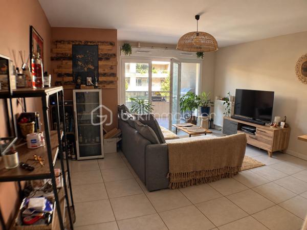 EN EXCLUSIVITÉ – CASTELNAU-LE-LEZ

Venez découvrir cet appartement de 71 m², lumineux et fonctionnel, idéalement situé à Castelnau-le-Lez, dans un environnement recherché et à proximité immédiate de toutes les commodités.

L'appartement s'ouvre sur une belle pièce de vie lumineuse avec cuisine ouverte, entièrement équipée et aménagée, offrant un espace convivial et agréable au quotidien.
Côté nuit, vous découvrirez deux belles chambres, ainsi qu'une salle d'eau moderne avec douche à l'italienne et double vasque. Un WC indépendant complète cet espace.
L'appartement dispose également de nombreux rangements avec des placards intégrés dans le couloir, ainsi que d'un cellier avec arrivée d'eau, idéal pour installer lave-linge et sèche-linge.
La cuisine, la salle d'eau ainsi que l'ensemble des peintures ont été rénovés en 2023, permettant de profiter d'un intérieur moderne et soigné.
À l'extérieur, une terrasse prolonge agréablement la pièce de vie et permet de profiter des beaux jours.

Pour votre confort, toutes les ouvertures sont en PVC double vitrage et une place de stationnement privative et sécurisée en sous-sol complète le bien.
L'appartement répond également aux normes PMR et bénéficie d'un emplacement particulièrement pratique : commerces, pharmacie, cabinets médicaux, transports et services du quotidien sont accessibles à proximité immédiate.

Les charges de copropriété comprennent notamment l'eau, le chauffage, l'électricité ainsi que l'entretien des parties communes et des espaces verts.
Un appartement confortable, fonctionnel et idéalement situé, à découvrir lors d'une visite.


Pour plus d'informations ou pour organiser une visite, contactez-moi.
