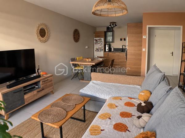 EN EXCLUSIVITÉ – CASTELNAU-LE-LEZ

Venez découvrir cet appartement de 71 m², lumineux et fonctionnel, idéalement situé à Castelnau-le-Lez, dans un environnement recherché et à proximité immédiate de toutes les commodités.

L'appartement s'ouvre sur une belle pièce de vie lumineuse avec cuisine ouverte, entièrement équipée et aménagée, offrant un espace convivial et agréable au quotidien.
Côté nuit, vous découvrirez deux belles chambres, ainsi qu'une salle d'eau moderne avec douche à l'italienne et double vasque. Un WC indépendant complète cet espace.
L'appartement dispose également de nombreux rangements avec des placards intégrés dans le couloir, ainsi que d'un cellier avec arrivée d'eau, idéal pour installer lave-linge et sèche-linge.
La cuisine, la salle d'eau ainsi que l'ensemble des peintures ont été rénovés en 2023, permettant de profiter d'un intérieur moderne et soigné.
À l'extérieur, une terrasse prolonge agréablement la pièce de vie et permet de profiter des beaux jours.

Pour votre confort, toutes les ouvertures sont en PVC double vitrage et une place de stationnement privative et sécurisée en sous-sol complète le bien.
L'appartement répond également aux normes PMR et bénéficie d'un emplacement particulièrement pratique : commerces, pharmacie, cabinets médicaux, transports et services du quotidien sont accessibles à proximité immédiate.

Les charges de copropriété comprennent notamment l'eau, le chauffage, l'électricité ainsi que l'entretien des parties communes et des espaces verts.
Un appartement confortable, fonctionnel et idéalement situé, à découvrir lors d'une visite.


Pour plus d'informations ou pour organiser une visite, contactez-moi.