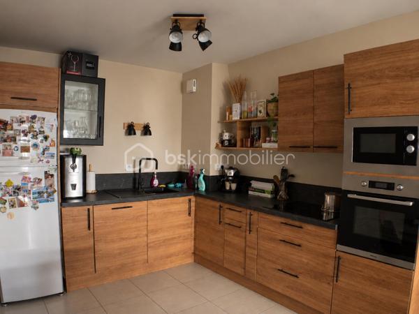 EN EXCLUSIVITÉ – CASTELNAU-LE-LEZ

Venez découvrir cet appartement de 71 m², lumineux et fonctionnel, idéalement situé à Castelnau-le-Lez, dans un environnement recherché et à proximité immédiate de toutes les commodités.

L'appartement s'ouvre sur une belle pièce de vie lumineuse avec cuisine ouverte, entièrement équipée et aménagée, offrant un espace convivial et agréable au quotidien.
Côté nuit, vous découvrirez deux belles chambres, ainsi qu'une salle d'eau moderne avec douche à l'italienne et double vasque. Un WC indépendant complète cet espace.
L'appartement dispose également de nombreux rangements avec des placards intégrés dans le couloir, ainsi que d'un cellier avec arrivée d'eau, idéal pour installer lave-linge et sèche-linge.
La cuisine, la salle d'eau ainsi que l'ensemble des peintures ont été rénovés en 2023, permettant de profiter d'un intérieur moderne et soigné.
À l'extérieur, une terrasse prolonge agréablement la pièce de vie et permet de profiter des beaux jours.

Pour votre confort, toutes les ouvertures sont en PVC double vitrage et une place de stationnement privative et sécurisée en sous-sol complète le bien.
L'appartement répond également aux normes PMR et bénéficie d'un emplacement particulièrement pratique : commerces, pharmacie, cabinets médicaux, transports et services du quotidien sont accessibles à proximité immédiate.

Les charges de copropriété comprennent notamment l'eau, le chauffage, l'électricité ainsi que l'entretien des parties communes et des espaces verts.
Un appartement confortable, fonctionnel et idéalement situé, à découvrir lors d'une visite.


Pour plus d'informations ou pour organiser une visite, contactez-moi.