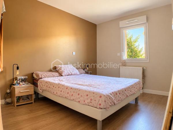 EN EXCLUSIVITÉ – CASTELNAU-LE-LEZ

Venez découvrir cet appartement de 71 m², lumineux et fonctionnel, idéalement situé à Castelnau-le-Lez, dans un environnement recherché et à proximité immédiate de toutes les commodités.

L'appartement s'ouvre sur une belle pièce de vie lumineuse avec cuisine ouverte, entièrement équipée et aménagée, offrant un espace convivial et agréable au quotidien.
Côté nuit, vous découvrirez deux belles chambres, ainsi qu'une salle d'eau moderne avec douche à l'italienne et double vasque. Un WC indépendant complète cet espace.
L'appartement dispose également de nombreux rangements avec des placards intégrés dans le couloir, ainsi que d'un cellier avec arrivée d'eau, idéal pour installer lave-linge et sèche-linge.
La cuisine, la salle d'eau ainsi que l'ensemble des peintures ont été rénovés en 2023, permettant de profiter d'un intérieur moderne et soigné.
À l'extérieur, une terrasse prolonge agréablement la pièce de vie et permet de profiter des beaux jours.

Pour votre confort, toutes les ouvertures sont en PVC double vitrage et une place de stationnement privative et sécurisée en sous-sol complète le bien.
L'appartement répond également aux normes PMR et bénéficie d'un emplacement particulièrement pratique : commerces, pharmacie, cabinets médicaux, transports et services du quotidien sont accessibles à proximité immédiate.

Les charges de copropriété comprennent notamment l'eau, le chauffage, l'électricité ainsi que l'entretien des parties communes et des espaces verts.
Un appartement confortable, fonctionnel et idéalement situé, à découvrir lors d'une visite.


Pour plus d'informations ou pour organiser une visite, contactez-moi.