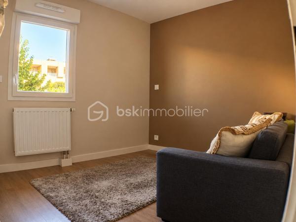 EN EXCLUSIVITÉ – CASTELNAU-LE-LEZ

Venez découvrir cet appartement de 71 m², lumineux et fonctionnel, idéalement situé à Castelnau-le-Lez, dans un environnement recherché et à proximité immédiate de toutes les commodités.

L'appartement s'ouvre sur une belle pièce de vie lumineuse avec cuisine ouverte, entièrement équipée et aménagée, offrant un espace convivial et agréable au quotidien.
Côté nuit, vous découvrirez deux belles chambres, ainsi qu'une salle d'eau moderne avec douche à l'italienne et double vasque. Un WC indépendant complète cet espace.
L'appartement dispose également de nombreux rangements avec des placards intégrés dans le couloir, ainsi que d'un cellier avec arrivée d'eau, idéal pour installer lave-linge et sèche-linge.
La cuisine, la salle d'eau ainsi que l'ensemble des peintures ont été rénovés en 2023, permettant de profiter d'un intérieur moderne et soigné.
À l'extérieur, une terrasse prolonge agréablement la pièce de vie et permet de profiter des beaux jours.

Pour votre confort, toutes les ouvertures sont en PVC double vitrage et une place de stationnement privative et sécurisée en sous-sol complète le bien.
L'appartement répond également aux normes PMR et bénéficie d'un emplacement particulièrement pratique : commerces, pharmacie, cabinets médicaux, transports et services du quotidien sont accessibles à proximité immédiate.

Les charges de copropriété comprennent notamment l'eau, le chauffage, l'électricité ainsi que l'entretien des parties communes et des espaces verts.
Un appartement confortable, fonctionnel et idéalement situé, à découvrir lors d'une visite.


Pour plus d'informations ou pour organiser une visite, contactez-moi.