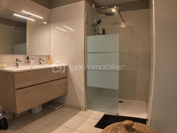 EN EXCLUSIVITÉ – CASTELNAU-LE-LEZ

Venez découvrir cet appartement de 71 m², lumineux et fonctionnel, idéalement situé à Castelnau-le-Lez, dans un environnement recherché et à proximité immédiate de toutes les commodités.

L'appartement s'ouvre sur une belle pièce de vie lumineuse avec cuisine ouverte, entièrement équipée et aménagée, offrant un espace convivial et agréable au quotidien.
Côté nuit, vous découvrirez deux belles chambres, ainsi qu'une salle d'eau moderne avec douche à l'italienne et double vasque. Un WC indépendant complète cet espace.
L'appartement dispose également de nombreux rangements avec des placards intégrés dans le couloir, ainsi que d'un cellier avec arrivée d'eau, idéal pour installer lave-linge et sèche-linge.
La cuisine, la salle d'eau ainsi que l'ensemble des peintures ont été rénovés en 2023, permettant de profiter d'un intérieur moderne et soigné.
À l'extérieur, une terrasse prolonge agréablement la pièce de vie et permet de profiter des beaux jours.

Pour votre confort, toutes les ouvertures sont en PVC double vitrage et une place de stationnement privative et sécurisée en sous-sol complète le bien.
L'appartement répond également aux normes PMR et bénéficie d'un emplacement particulièrement pratique : commerces, pharmacie, cabinets médicaux, transports et services du quotidien sont accessibles à proximité immédiate.

Les charges de copropriété comprennent notamment l'eau, le chauffage, l'électricité ainsi que l'entretien des parties communes et des espaces verts.
Un appartement confortable, fonctionnel et idéalement situé, à découvrir lors d'une visite.


Pour plus d'informations ou pour organiser une visite, contactez-moi.