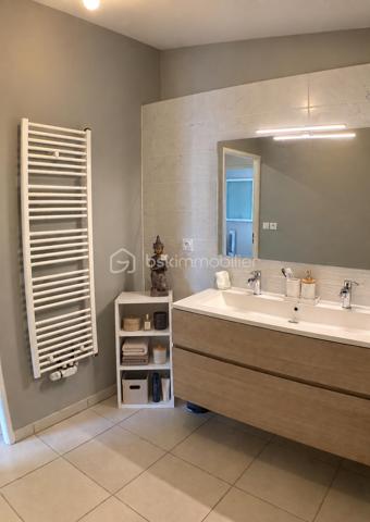 EN EXCLUSIVITÉ – CASTELNAU-LE-LEZ

Venez découvrir cet appartement de 71 m², lumineux et fonctionnel, idéalement situé à Castelnau-le-Lez, dans un environnement recherché et à proximité immédiate de toutes les commodités.

L'appartement s'ouvre sur une belle pièce de vie lumineuse avec cuisine ouverte, entièrement équipée et aménagée, offrant un espace convivial et agréable au quotidien.
Côté nuit, vous découvrirez deux belles chambres, ainsi qu'une salle d'eau moderne avec douche à l'italienne et double vasque. Un WC indépendant complète cet espace.
L'appartement dispose également de nombreux rangements avec des placards intégrés dans le couloir, ainsi que d'un cellier avec arrivée d'eau, idéal pour installer lave-linge et sèche-linge.
La cuisine, la salle d'eau ainsi que l'ensemble des peintures ont été rénovés en 2023, permettant de profiter d'un intérieur moderne et soigné.
À l'extérieur, une terrasse prolonge agréablement la pièce de vie et permet de profiter des beaux jours.

Pour votre confort, toutes les ouvertures sont en PVC double vitrage et une place de stationnement privative et sécurisée en sous-sol complète le bien.
L'appartement répond également aux normes PMR et bénéficie d'un emplacement particulièrement pratique : commerces, pharmacie, cabinets médicaux, transports et services du quotidien sont accessibles à proximité immédiate.

Les charges de copropriété comprennent notamment l'eau, le chauffage, l'électricité ainsi que l'entretien des parties communes et des espaces verts.
Un appartement confortable, fonctionnel et idéalement situé, à découvrir lors d'une visite.


Pour plus d'informations ou pour organiser une visite, contactez-moi.