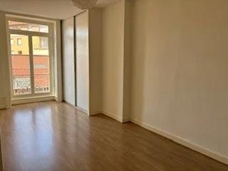 APPARTEMENT T4 A LOUER - LYON 7EME ARRONDISSEMENT Stalingrad 84.79 m 2 1 215 € charges comprises par mois