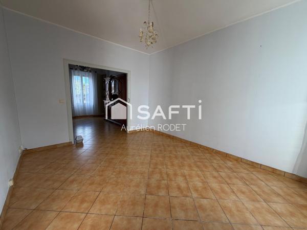 Maison de ville, quartier calme.