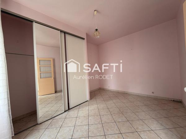 Maison de ville, quartier calme.