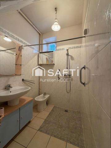 Maison de ville, quartier calme.