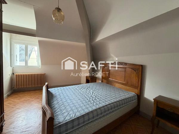 Maison de ville, quartier calme.