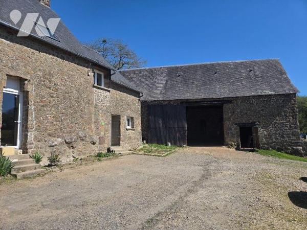 CHAMPEON- Maison d'habitation mitoyenne en pierres de trois chambres couverte en ardoises natur...