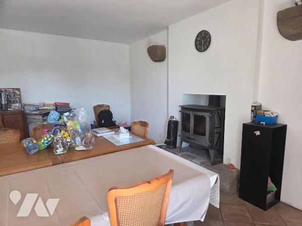 CHAMPEON- Maison d'habitation mitoyenne en pierres de trois chambres couverte en ardoises natur...