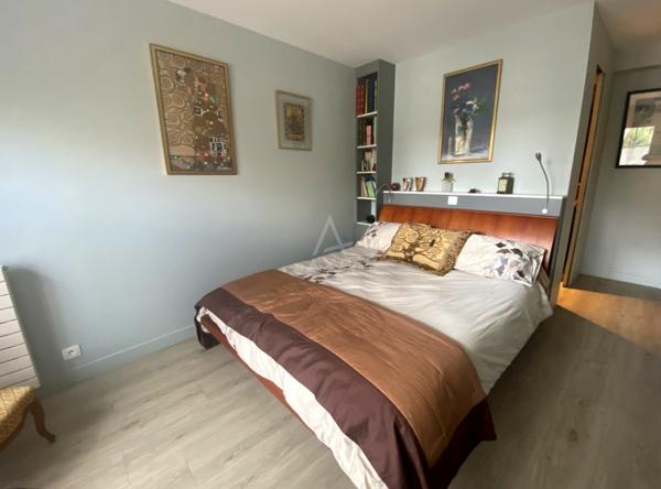 VERSAILLES/ GARE/ EGLISE STE JEANNE D'ARC.  APPARTEMENT F3-4 DE STANDING AVEC CAVE ET PARKING