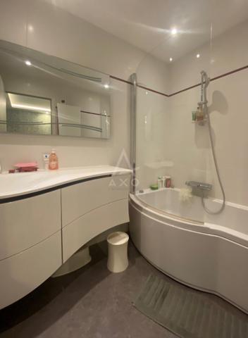 VERSAILLES/ GARE/ EGLISE STE JEANNE D'ARC.  APPARTEMENT F3-4 DE STANDING AVEC CAVE ET PARKING