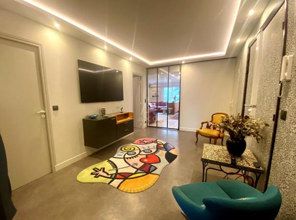 VERSAILLES/ GARE/ EGLISE STE JEANNE D'ARC.  APPARTEMENT F3-4 DE STANDING AVEC CAVE ET PARKING