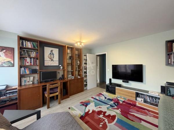 VERSAILLES/ GARE/ EGLISE STE JEANNE D'ARC.  APPARTEMENT F3-4 DE STANDING AVEC CAVE ET PARKING