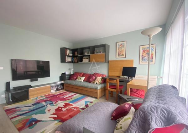 VERSAILLES/ GARE/ EGLISE STE JEANNE D'ARC.  APPARTEMENT F3-4 DE STANDING AVEC CAVE ET PARKING