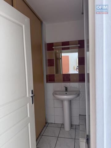 A Louer appartement de type F1 résidence les ORANGELLES à Sainte Clotilde .