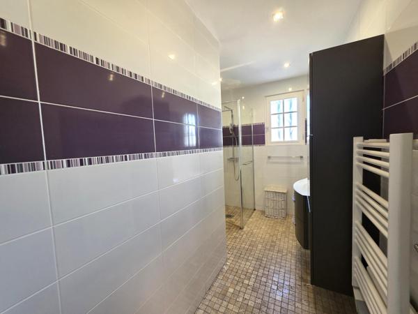 Maison  de plain-pied / 3 Chambres / terrain / grand garage en sous-sol !! A visiter sans tarder !