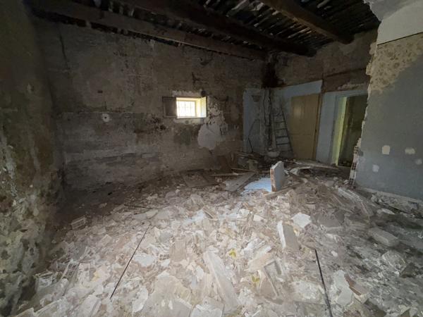 CHÂTEAUNEUF-DE-GADAGNE – BÂTISSE DE CARACTÈRE À RÉNOVER AVEC FORT POTENTIEL