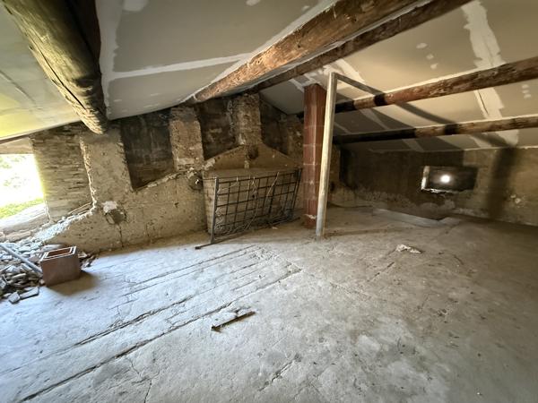 CHÂTEAUNEUF-DE-GADAGNE – BÂTISSE DE CARACTÈRE À RÉNOVER AVEC FORT POTENTIEL