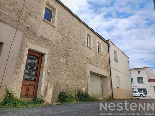 Maison de centre ville de 52 m², rénové , en plein Saujon avec grand garage.