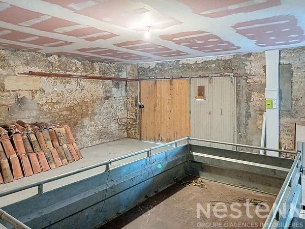 Maison de centre ville de 52 m², rénové , en plein Saujon avec grand garage.