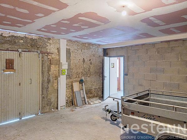 Maison de centre ville de 52 m², rénové , en plein Saujon avec grand garage.