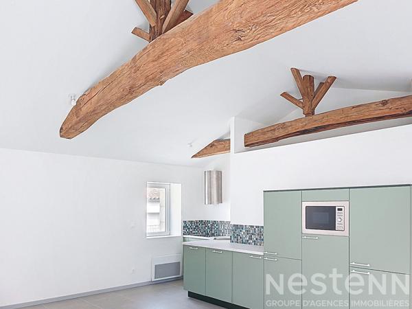 Maison de centre ville de 52 m², rénové , en plein Saujon avec grand garage.