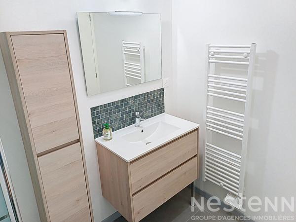 Maison de centre ville de 52 m², rénové , en plein Saujon avec grand garage.