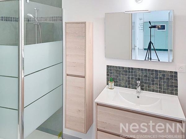 Maison de centre ville de 52 m², rénové , en plein Saujon avec grand garage.