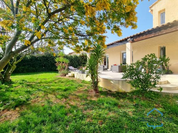 Maison individuelle rénovée de 110m² avec 4 pièces + une véranda sur un terrain arboré de 700m² - Garage