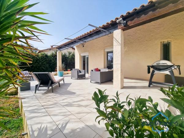 Maison individuelle rénovée de 110m² avec 4 pièces + une véranda sur un terrain arboré de 700m² - Garage